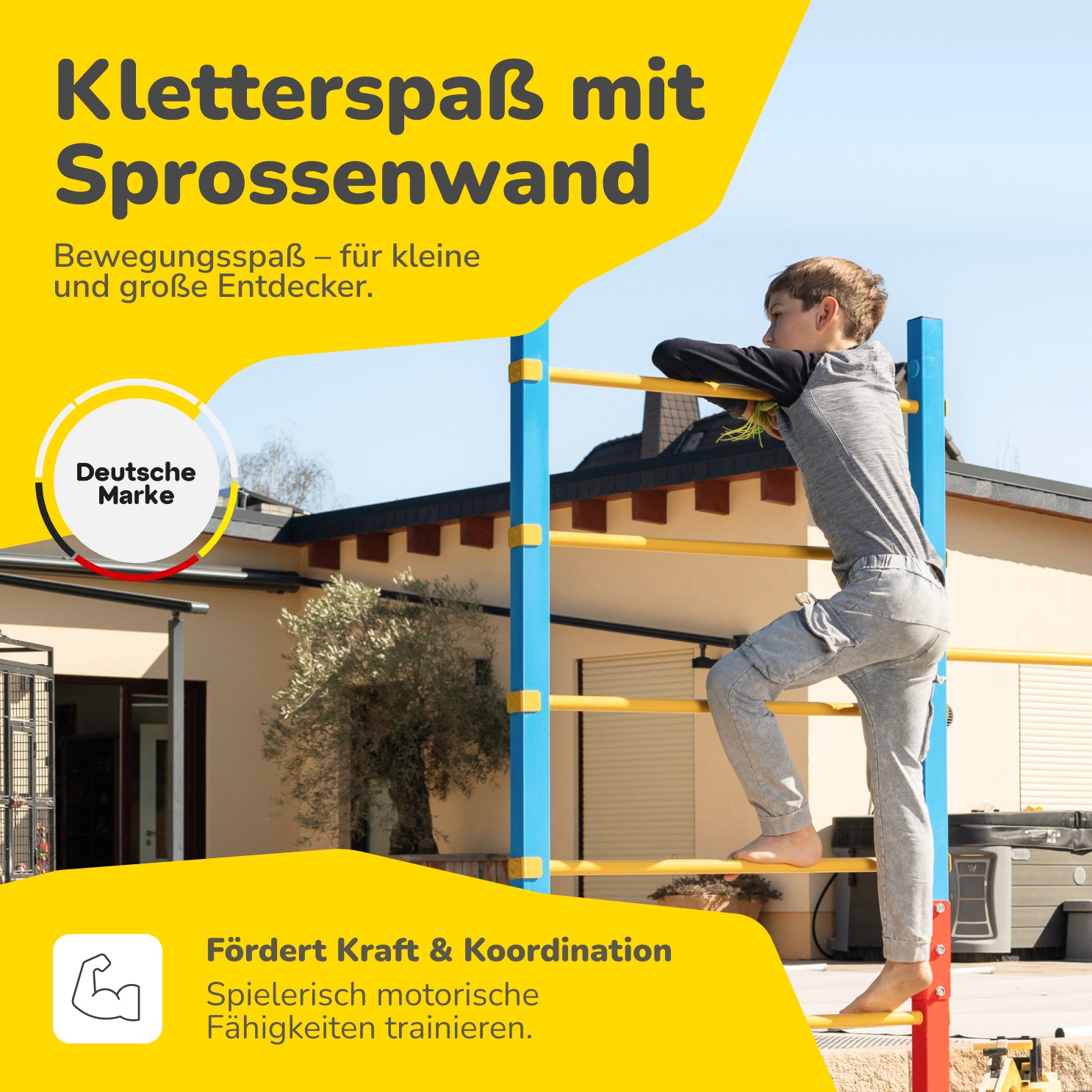 Junge klettert barfuß an einem Outdoor-Turnreck mit farbiger Sprossenwand im Garten. Das höhenverstellbare Turngerät fördert Kraft und Koordination bei Kindern und eignet sich ideal als Spielgerät für draußen.