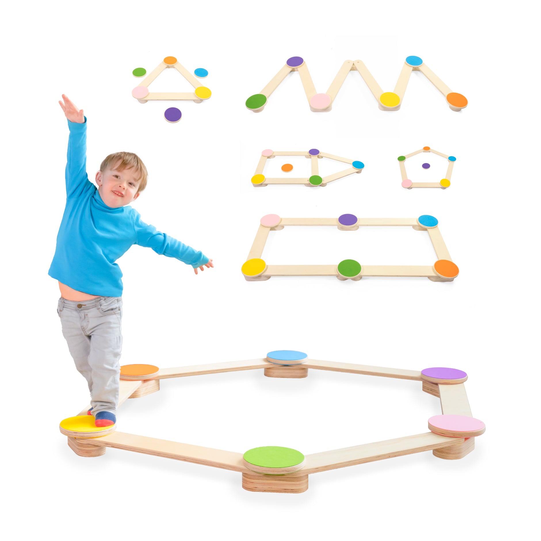 Kind balanciert auf einem farbenfrohen Balancierbalken-Set mit verschiedenen geometrischen Formen, fördert Gleichgewicht und Koordination.