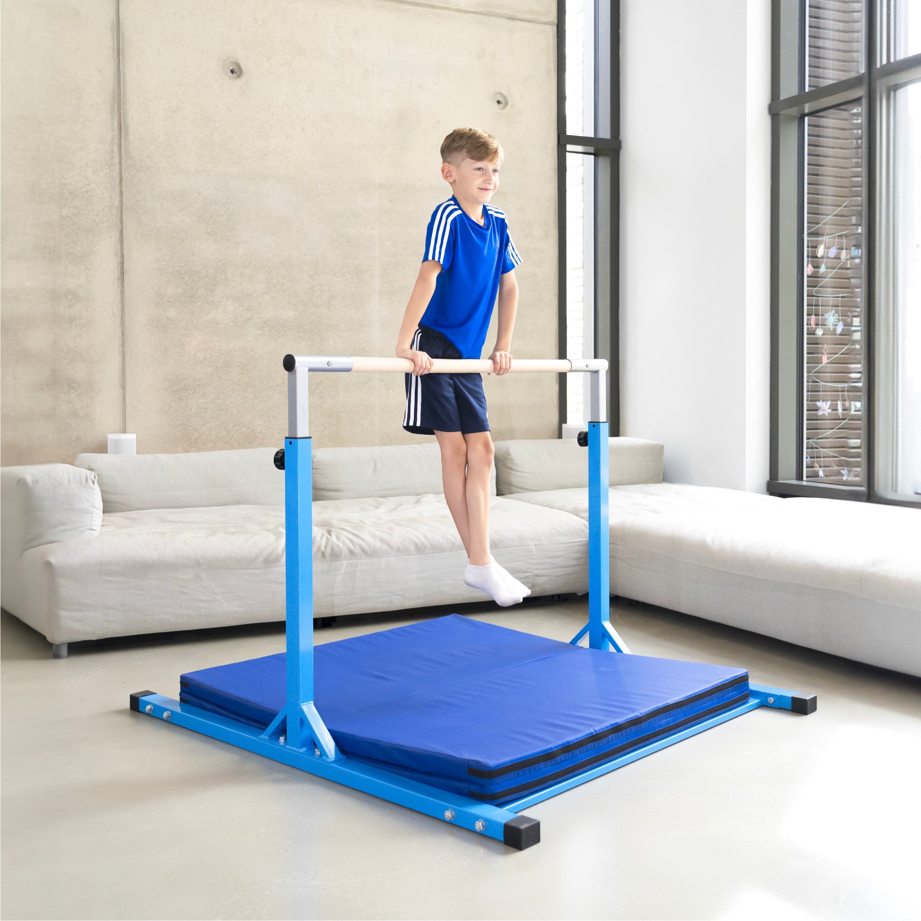 Junge stützt sich auf einem blauen Turnreck ab, darunter eine blaue Gymnastikmatte, geeignet für sichere Trainings in Indoor & Outdoor.