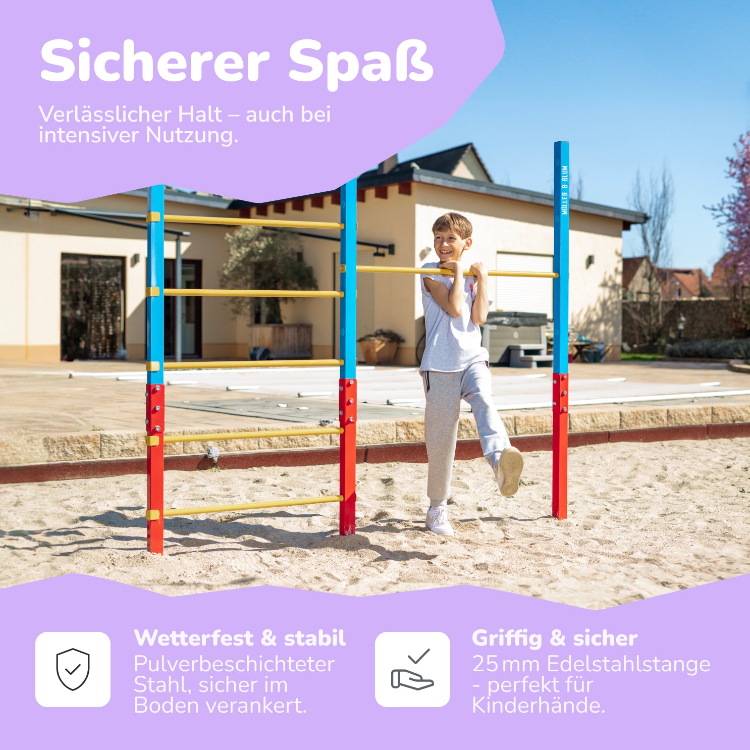Kind hängt lachend an einer höhenverstellbaren Pull Up Stange eines Outdoor Turnrecks im Garten. Das wetterfeste Klettergerüst mit Edelstahlstange bietet sicheren Halt und ist ideal als Spielgerät für Kinder.