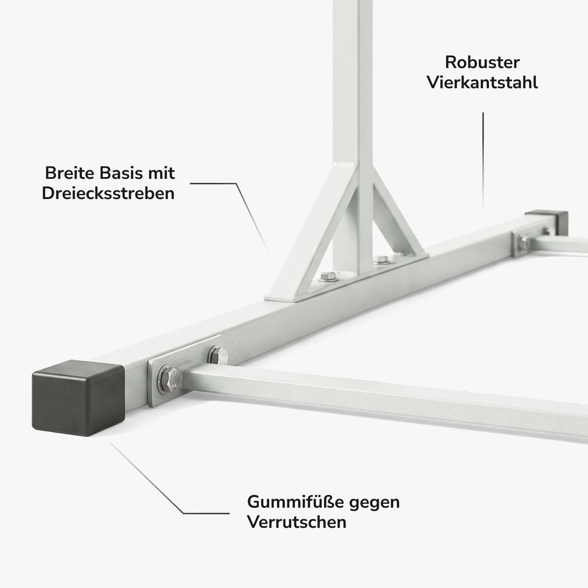 Detailansicht des Standfußes eines Turnrecks in Warmgrau aus Vierkantstahl mit Dreiecksstreben und rutschfesten Gummifüßen